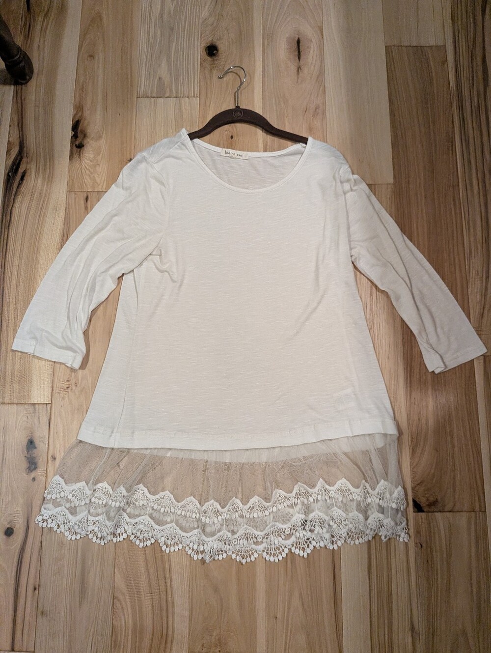 Women's Indigo Soul White Lace Ruffled Top 3/4 Sleeves Medium